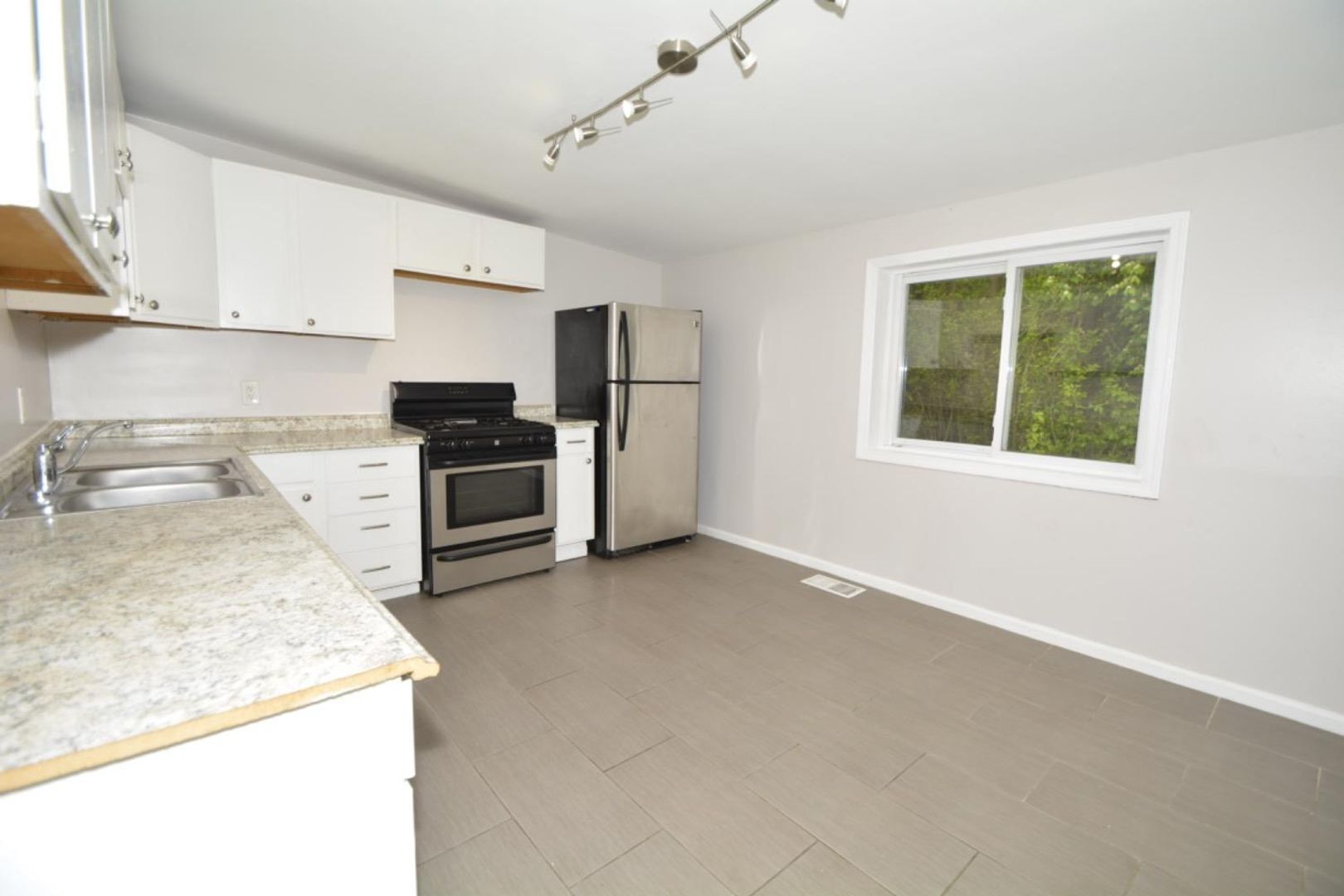4582 Eastern Ave – photo 5