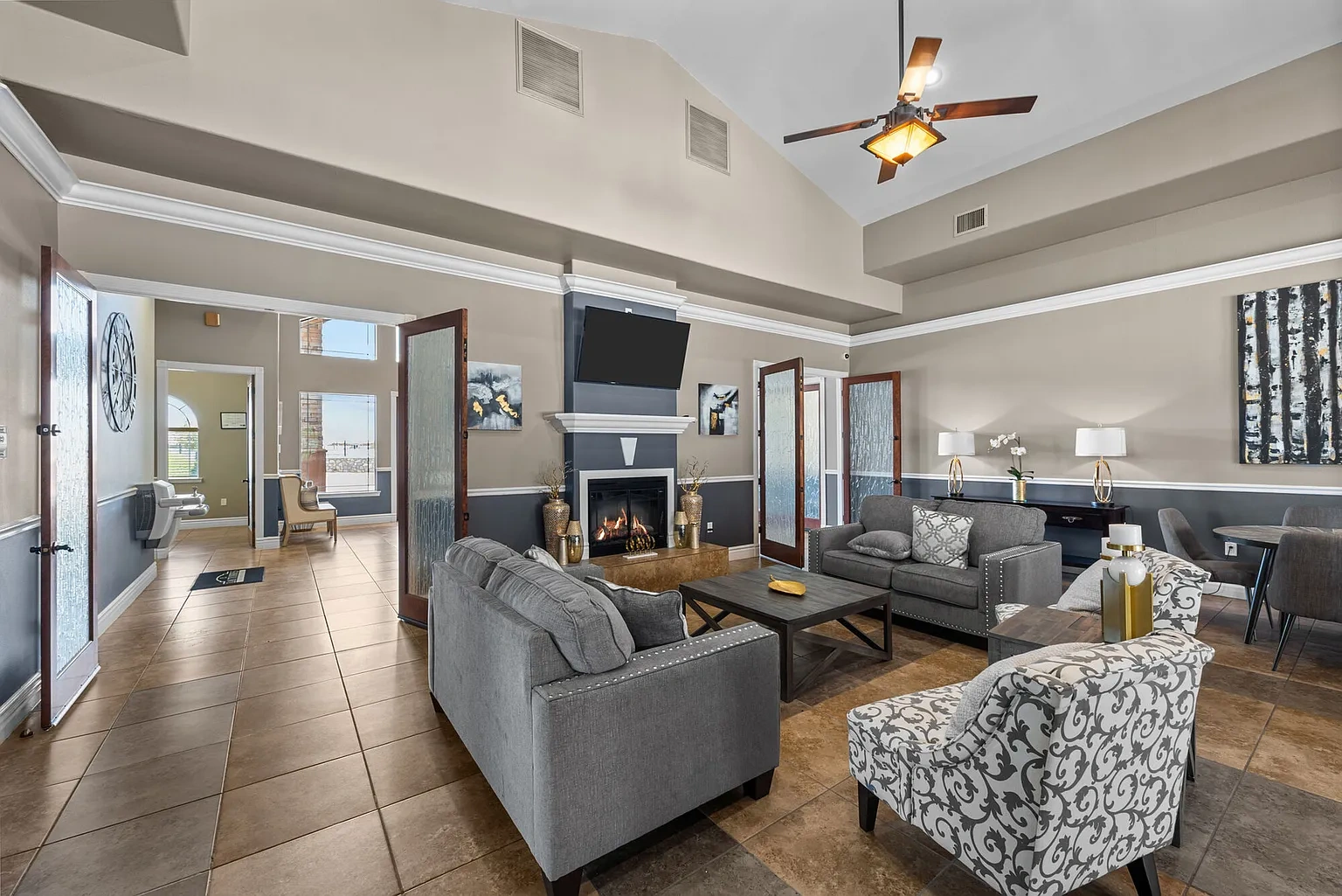 Las Torres Apartments – photo 1