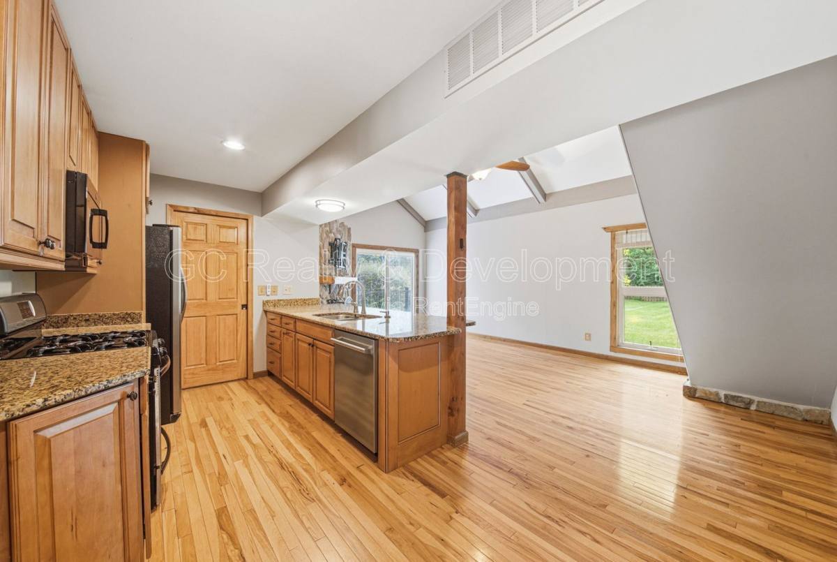 938 Canterbury Dr – photo 4