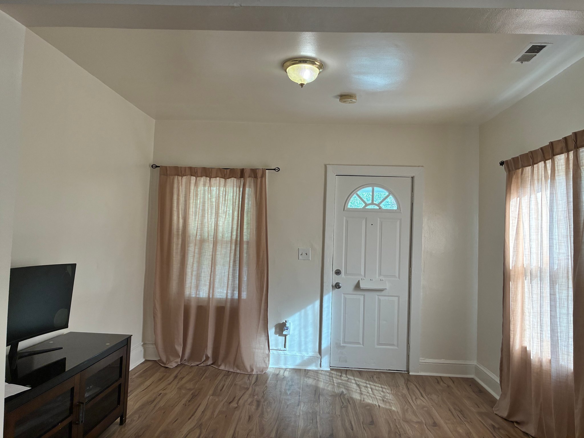 574 49th Pl NE unit Upper – photo 1