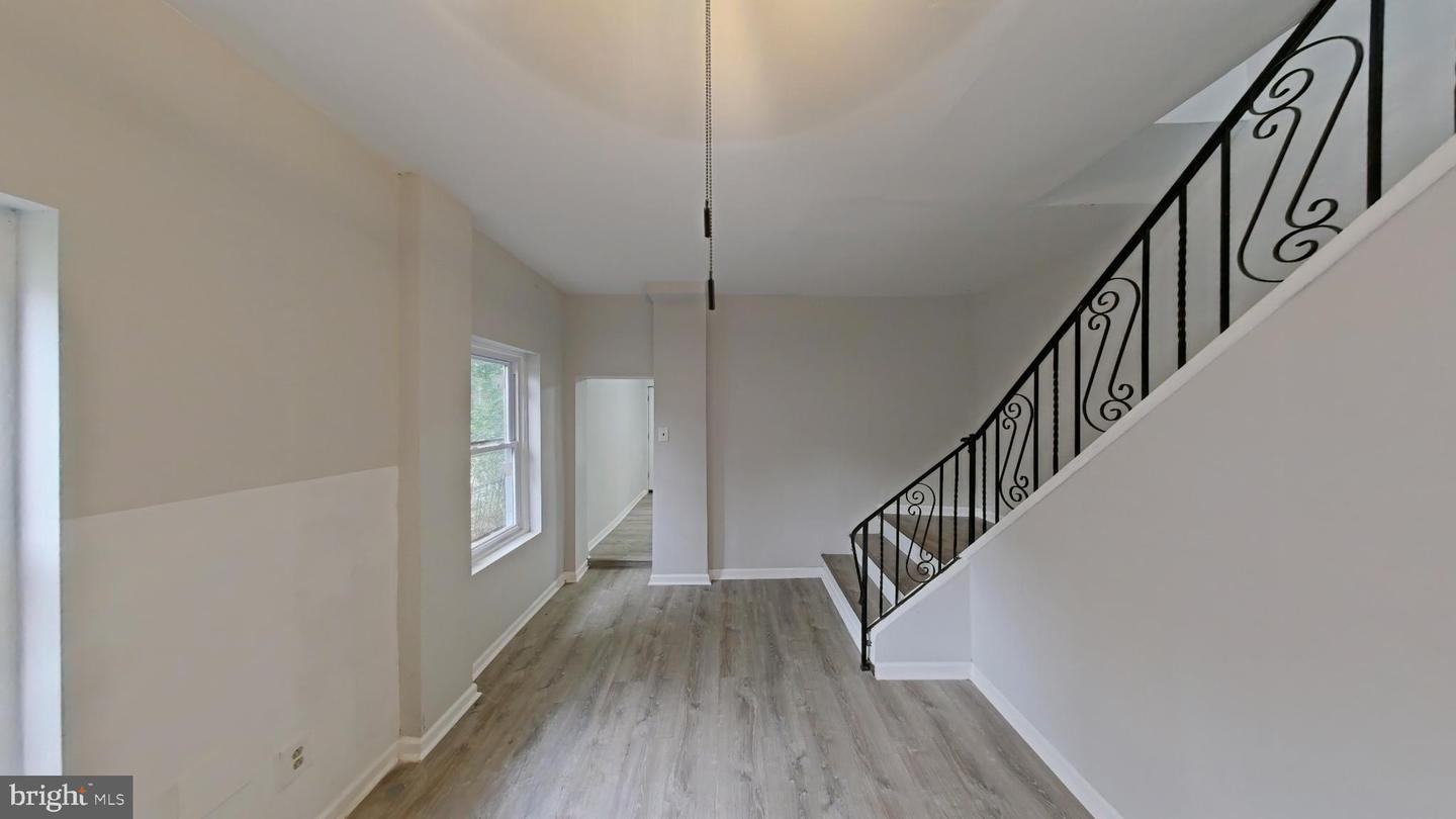 868 E Locust Ave – photo 3
