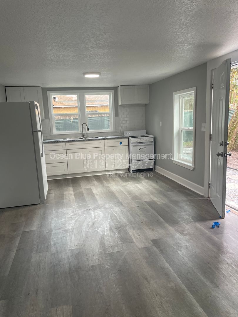 2010 E Waters Ave unit 3 – photo 2