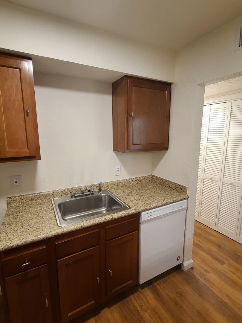 253 W High St unit D – photo 1