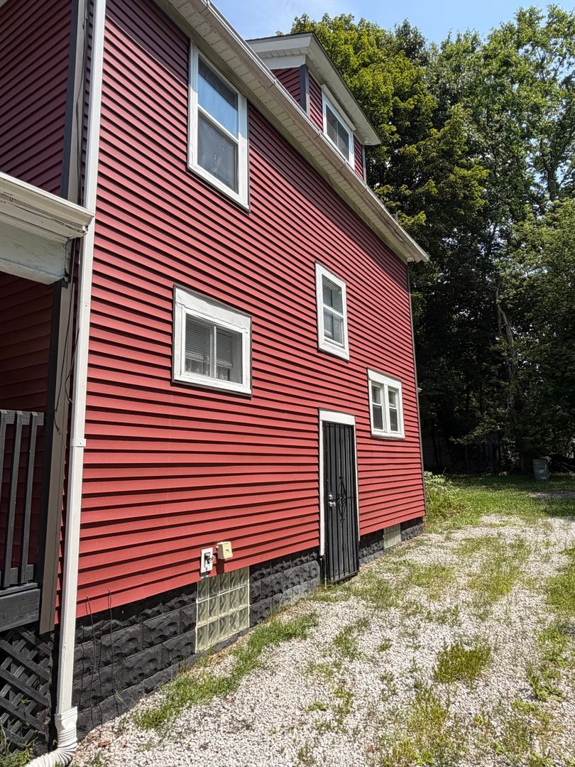 879 Chalker St – photo 2