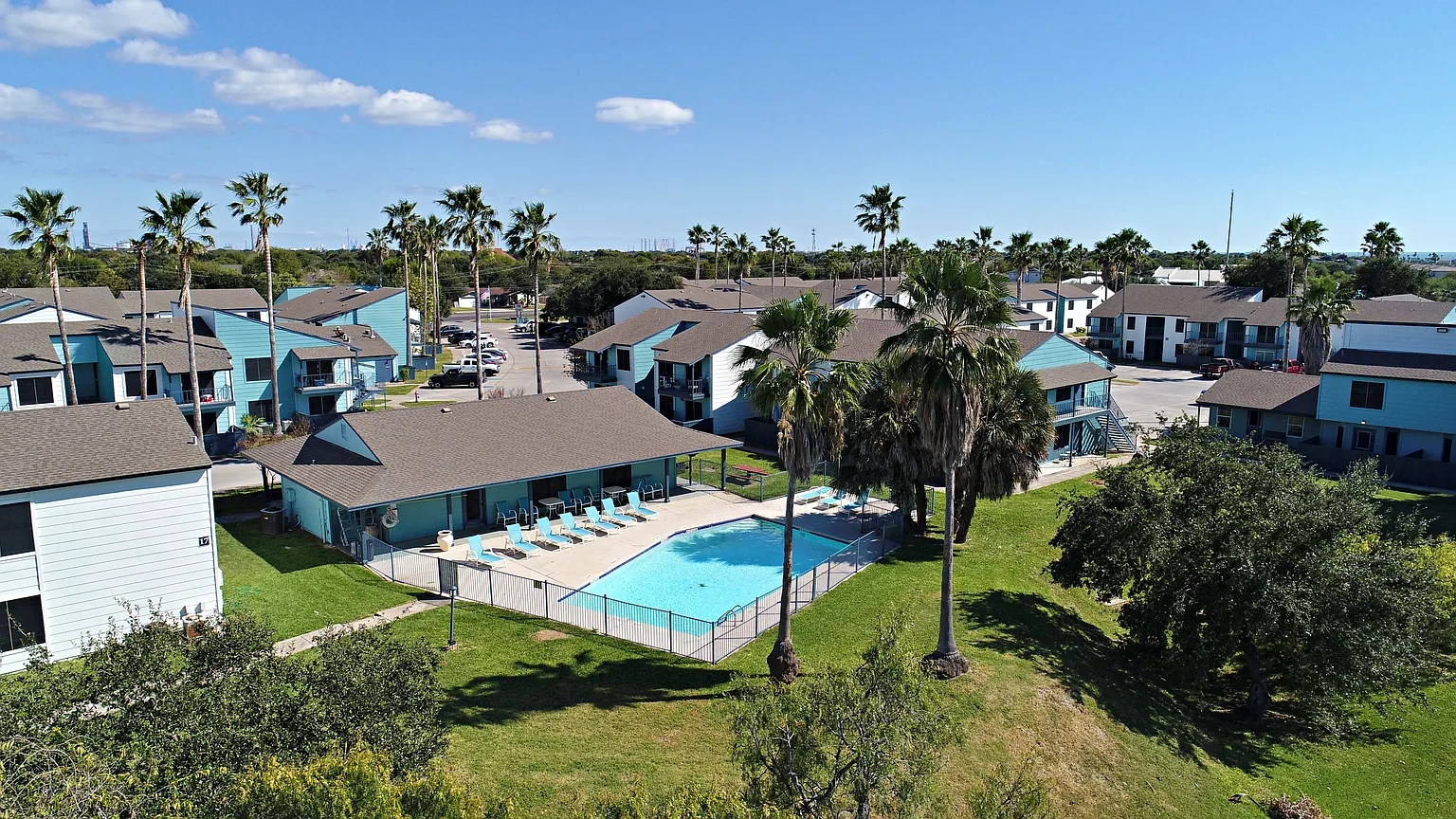 Land's End Apartments – photo 2