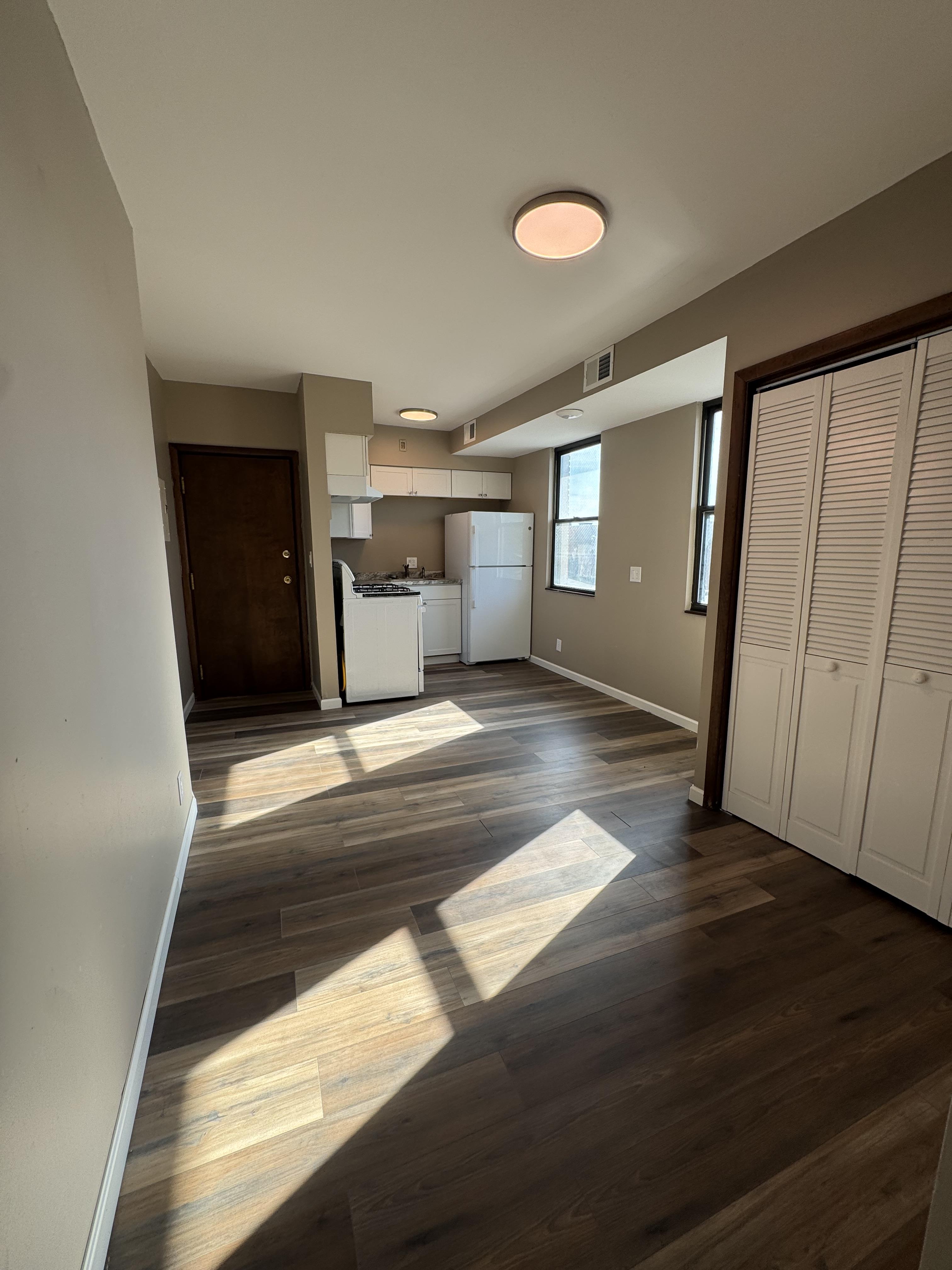 2905 Glenmore Ave unit 8 – photo 3