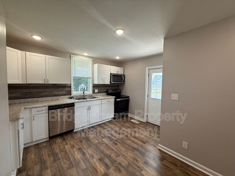 921 Kent Ln S – photo 2