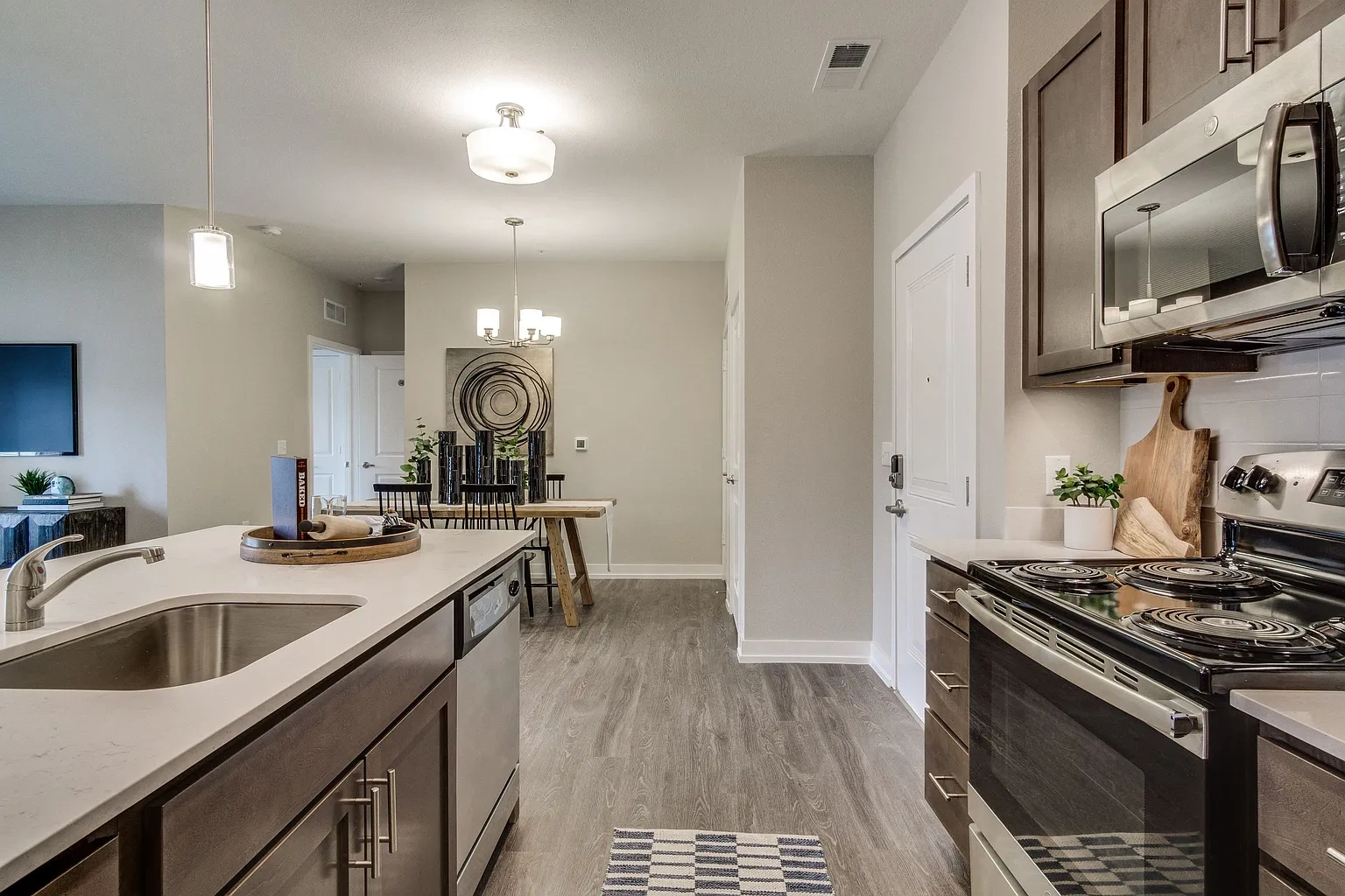 24 at Bloomfield – photo 4
