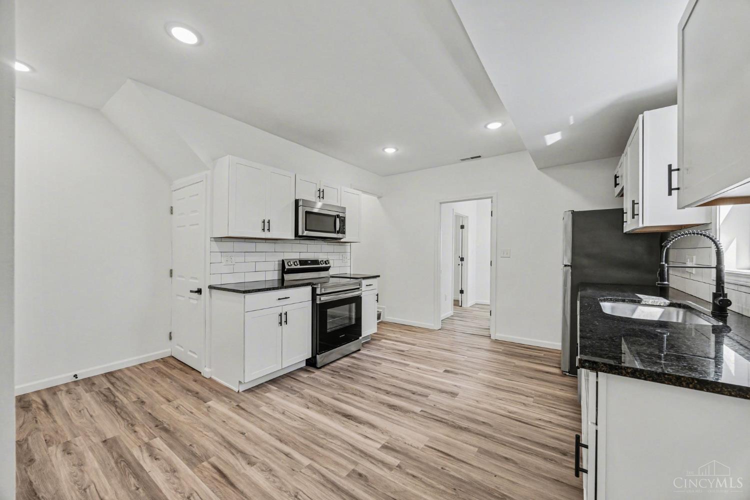 270 Wortman St – photo 5