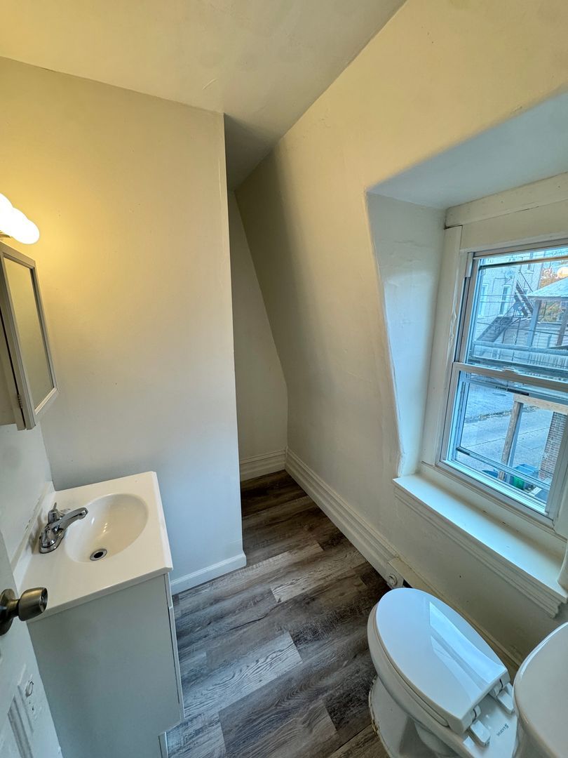 120-122 N Eighth St unit 812 Chestnut Street- Unit B – photo 4