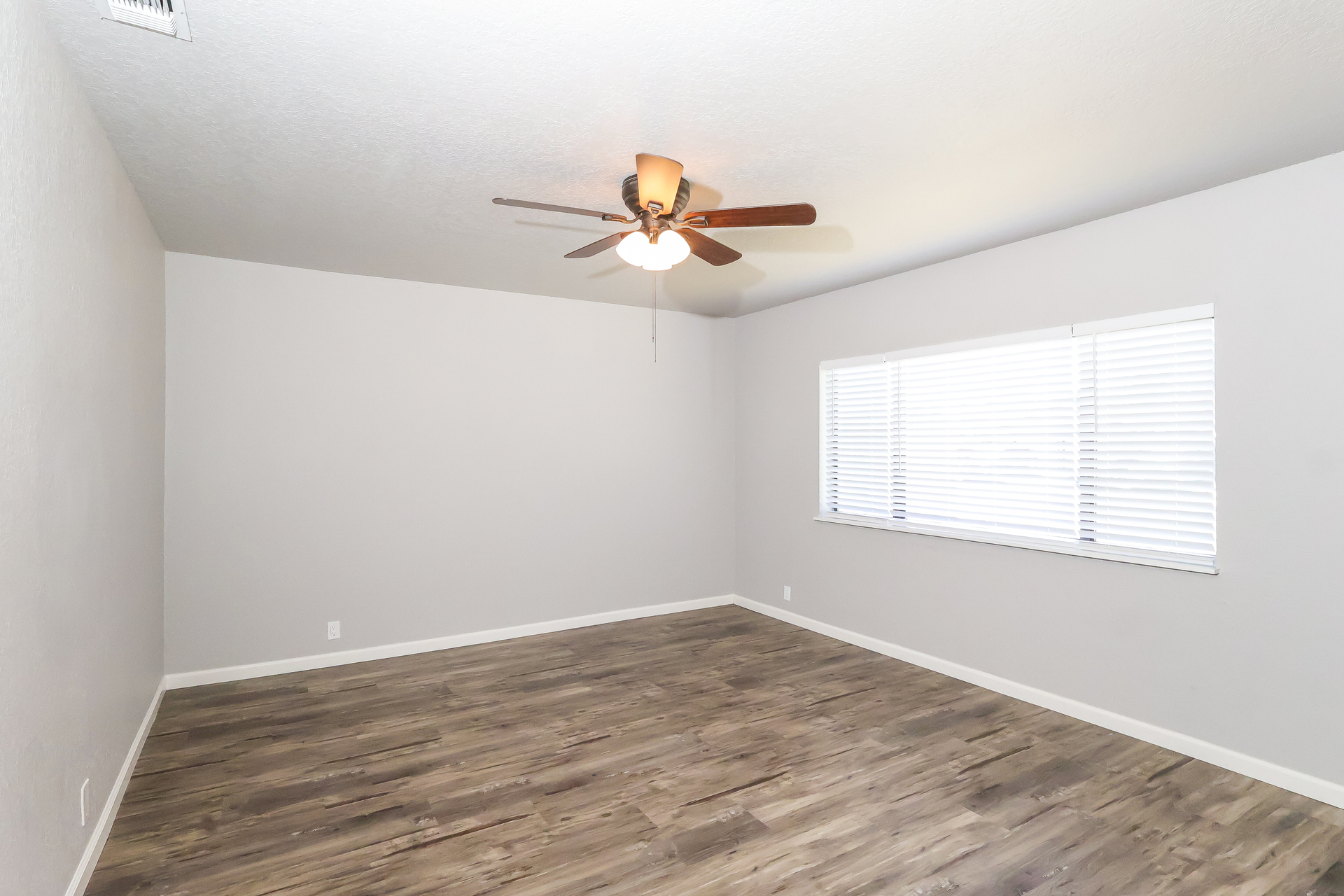 1497 Claremont Dr – photo 2
