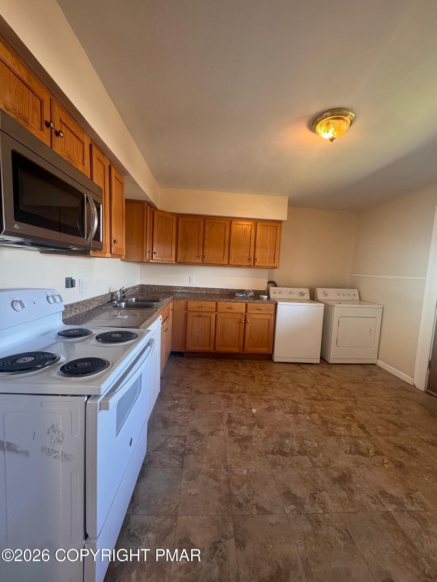 228 Oak St – photo 1
