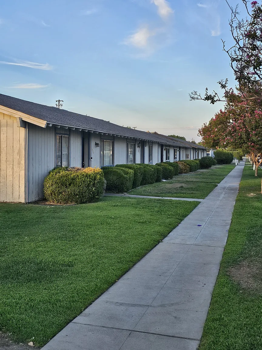 Westbridge Apartments II – photo 4