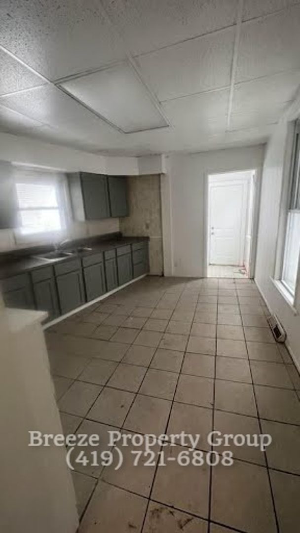 2564 Foraker Ave – photo 2