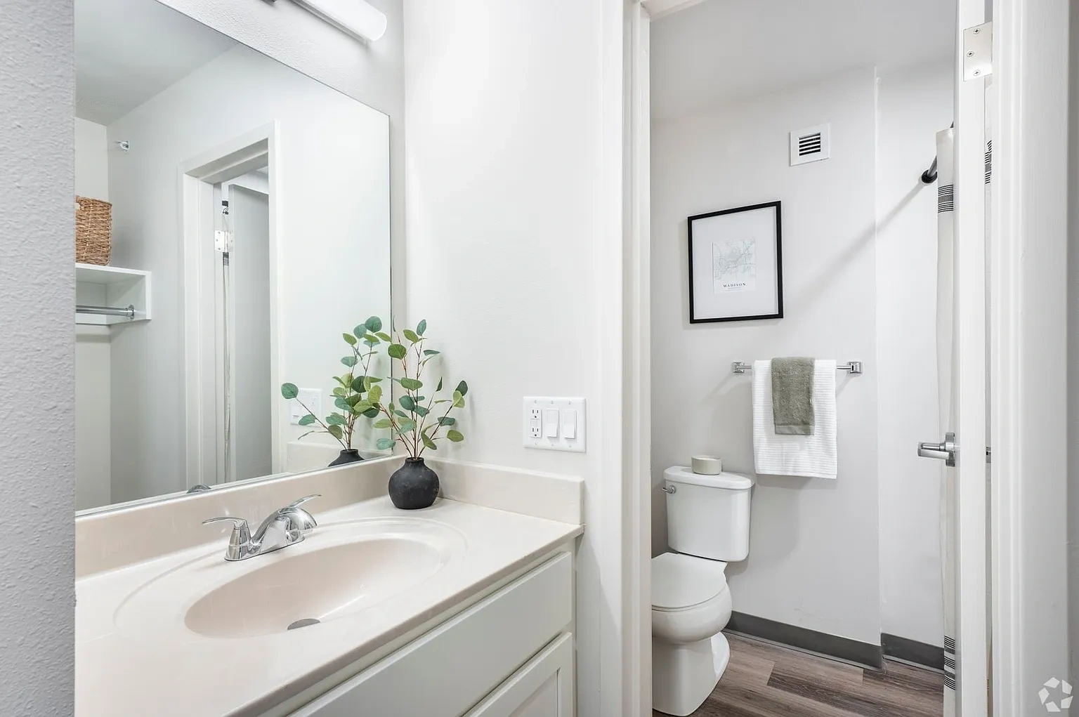 Sandburg Studios! Enjoy a Reduced $500 Security Deposit! – photo 4