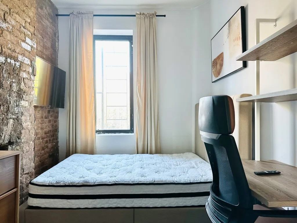 Private Bedroom in 3 Bedroom/1 Bathroom Home – photo 3