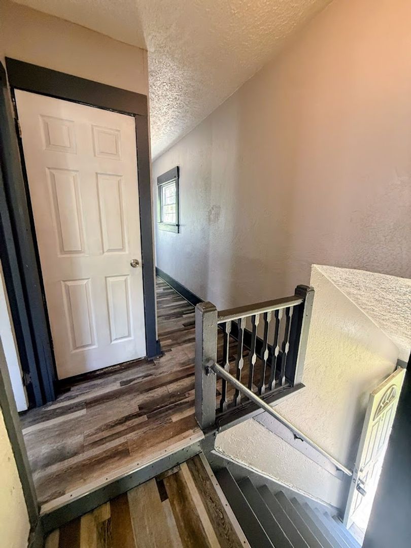 560 Schiller Ave unit Upstairs – photo 2