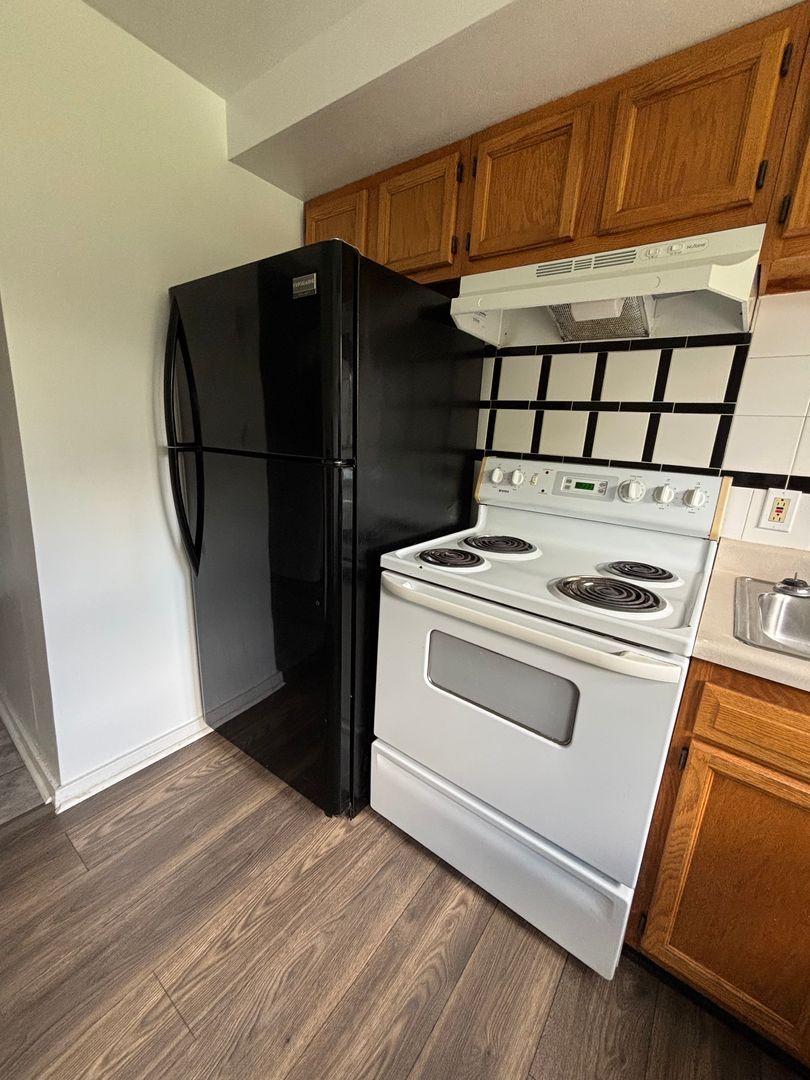 102-104 Linn Ave unit 102 – photo 3