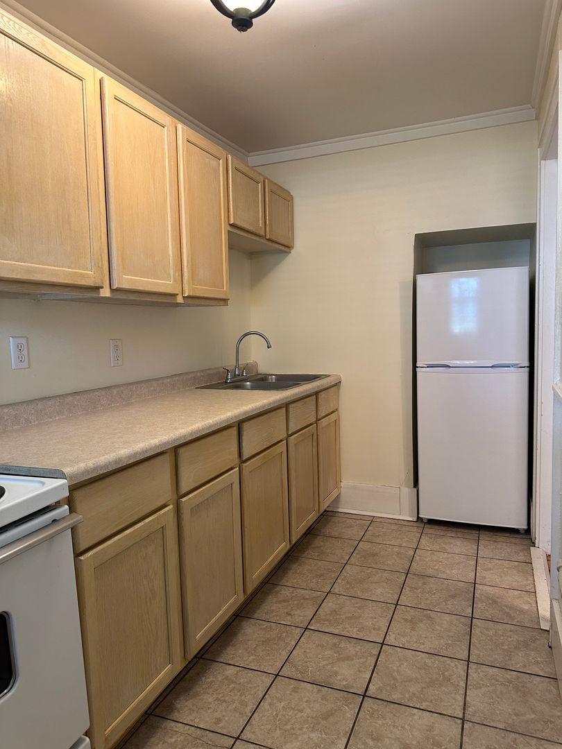 1041 College St unit 6 – photo 2