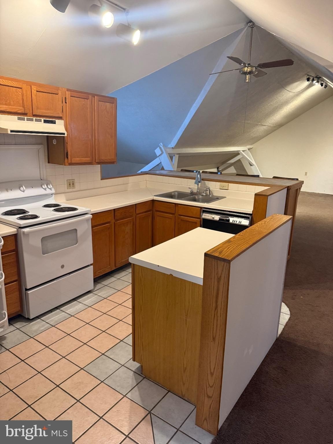 24 N 3rd St #E, Womelsdorf – photo 1
