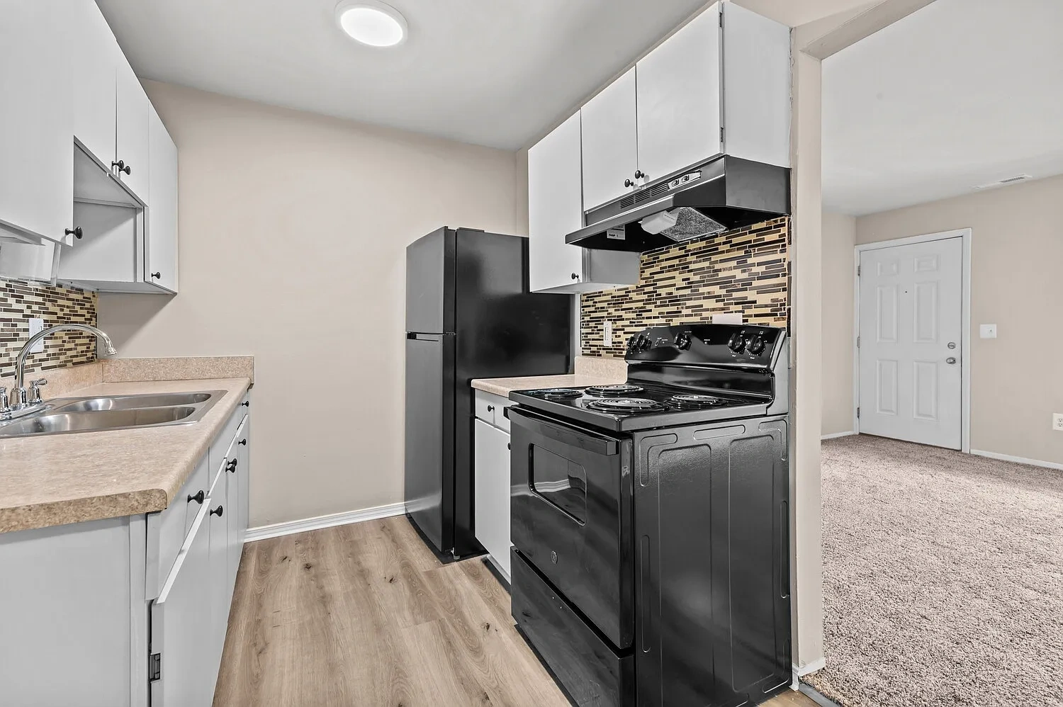 Water's Edge Apartments – photo 4