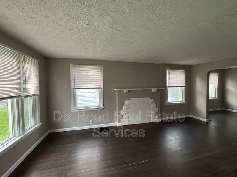 144 Niagara Ave – photo 5