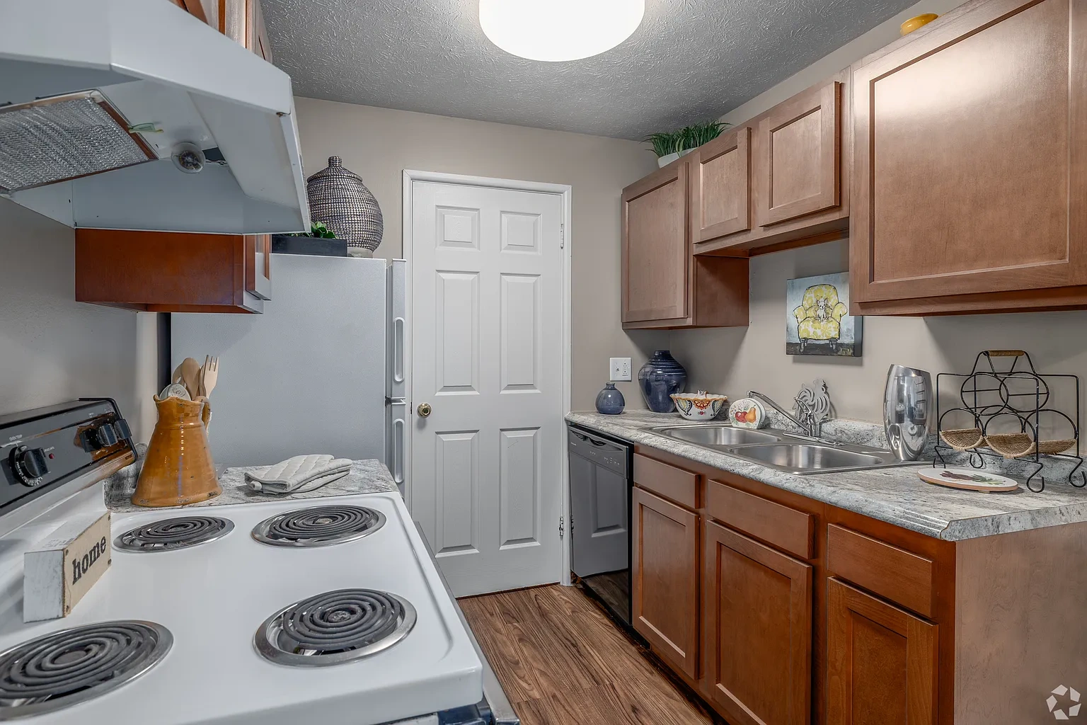 Four Seasons Apartments & Townhomes – photo 3
