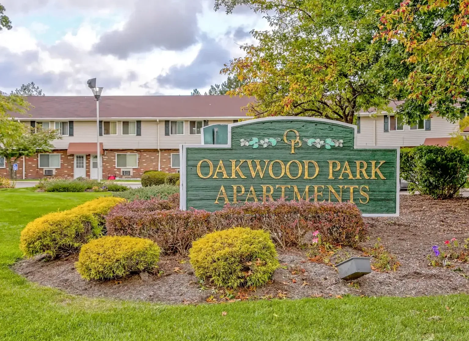 Oakwood Park Apartments – photo 2