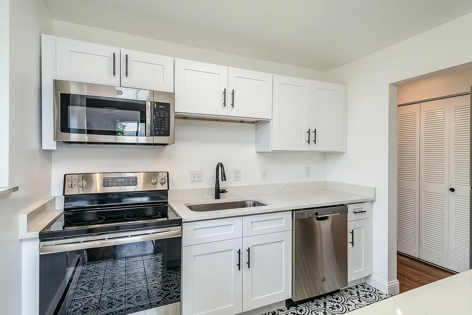 2308-2312 Harper Avenue – photo 4
