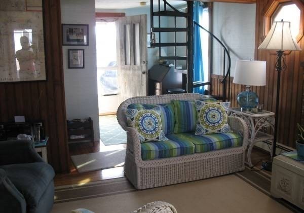 65 Foster Ave – photo 3