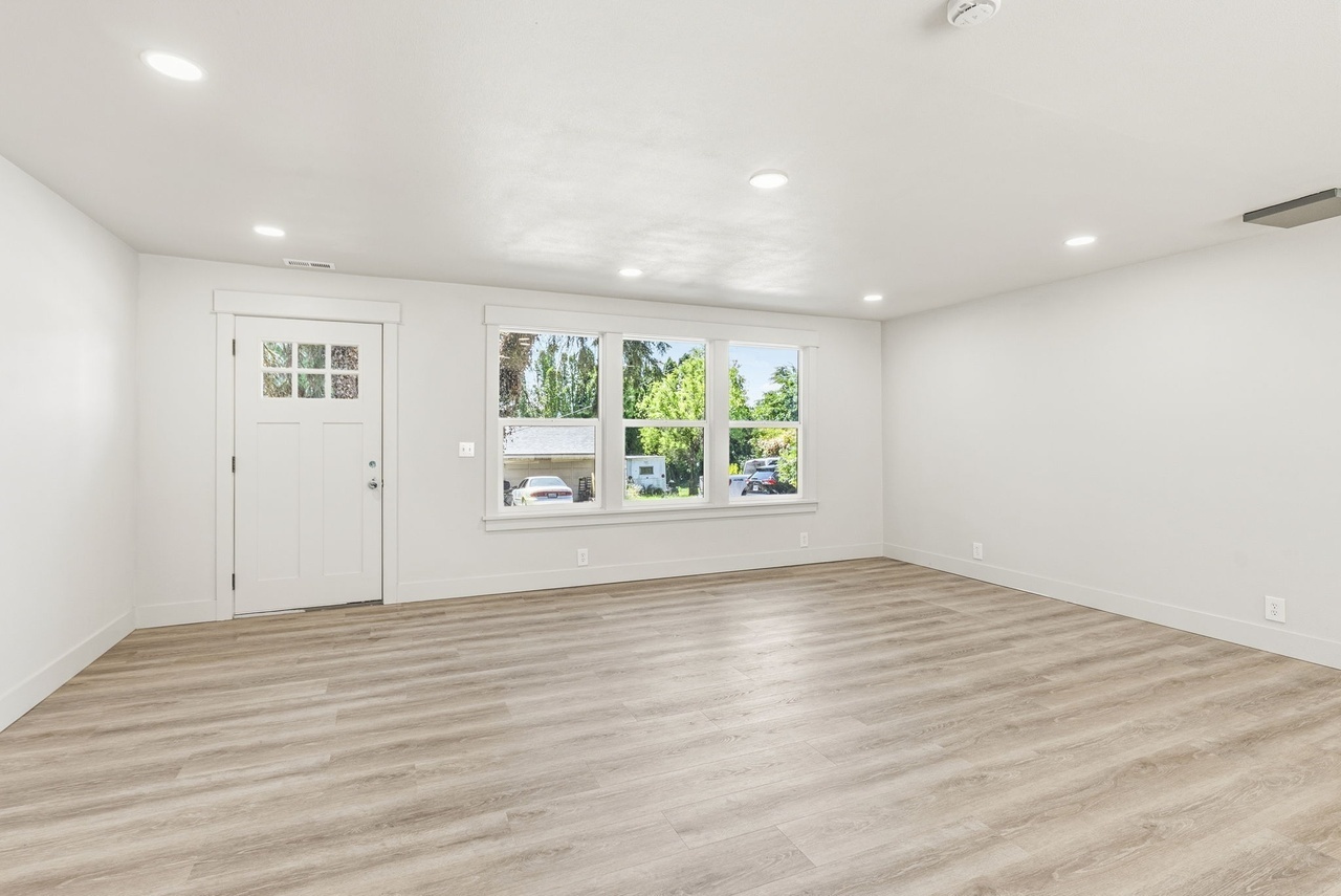 305 W 8th St – photo 5