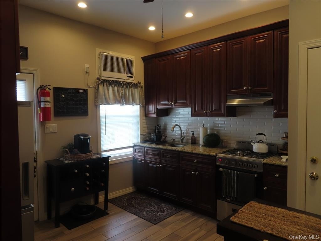 33 Deer Park Ave #2C – photo 2