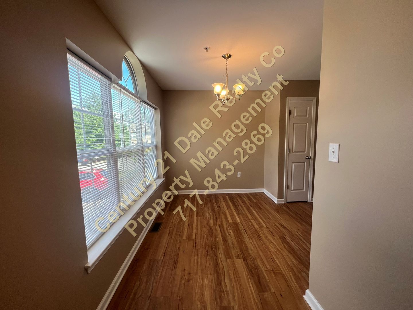 210 Royal Dr – photo 3