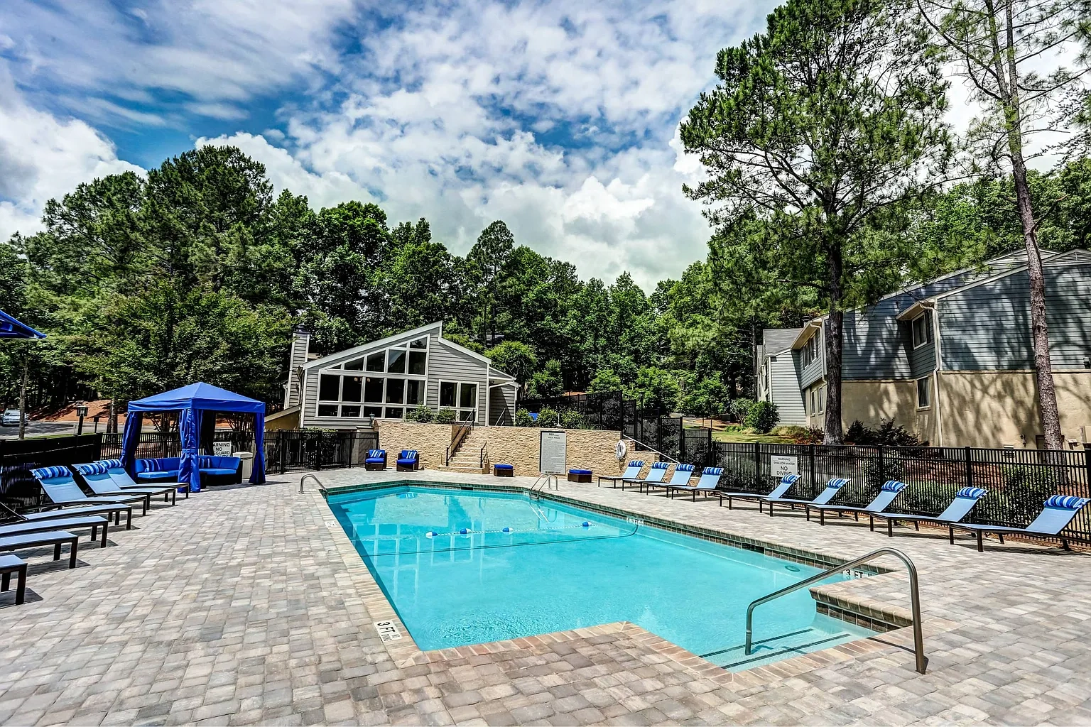 700 Riverchase Apartments – photo 2