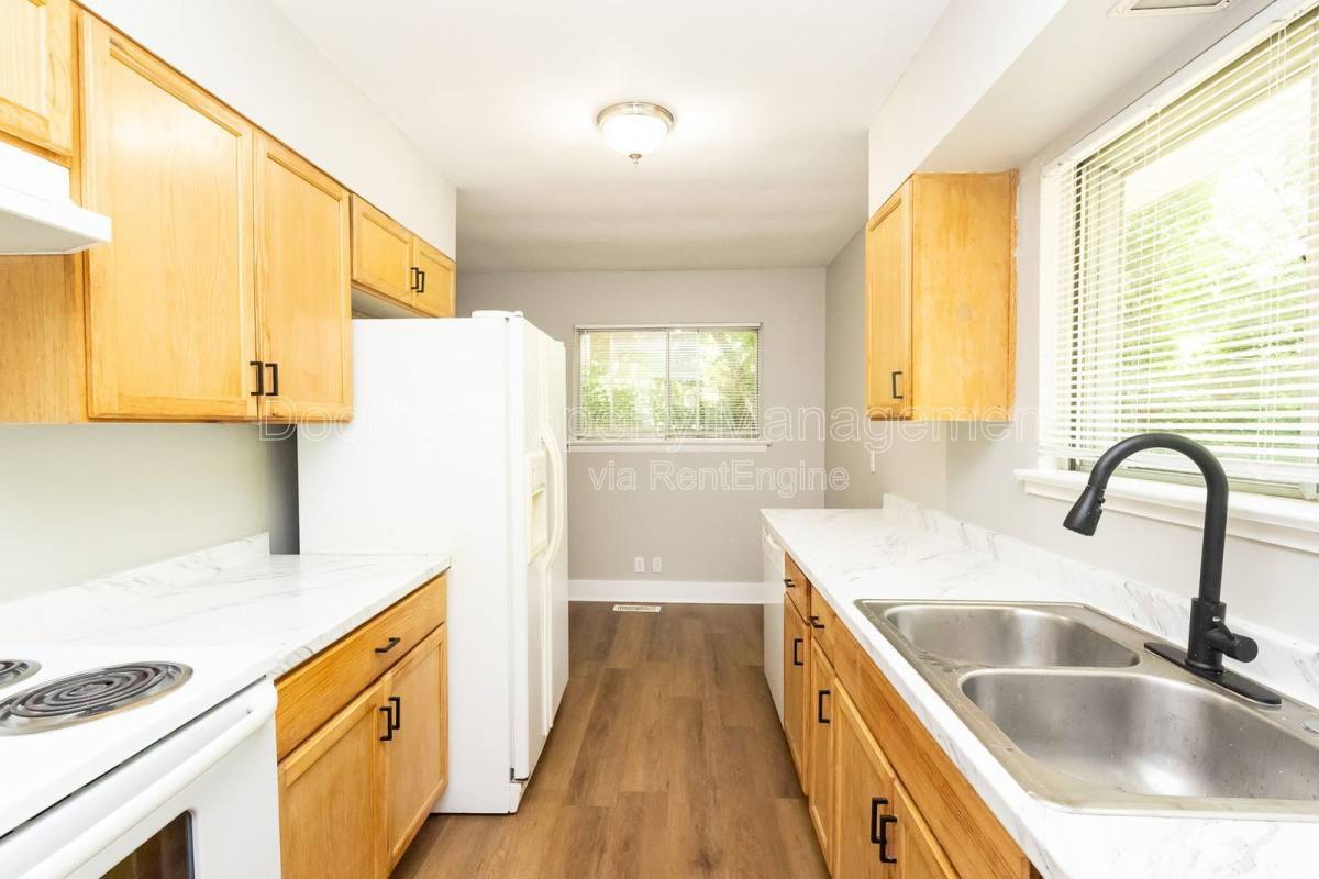 1127 Clermont Dr – photo 2