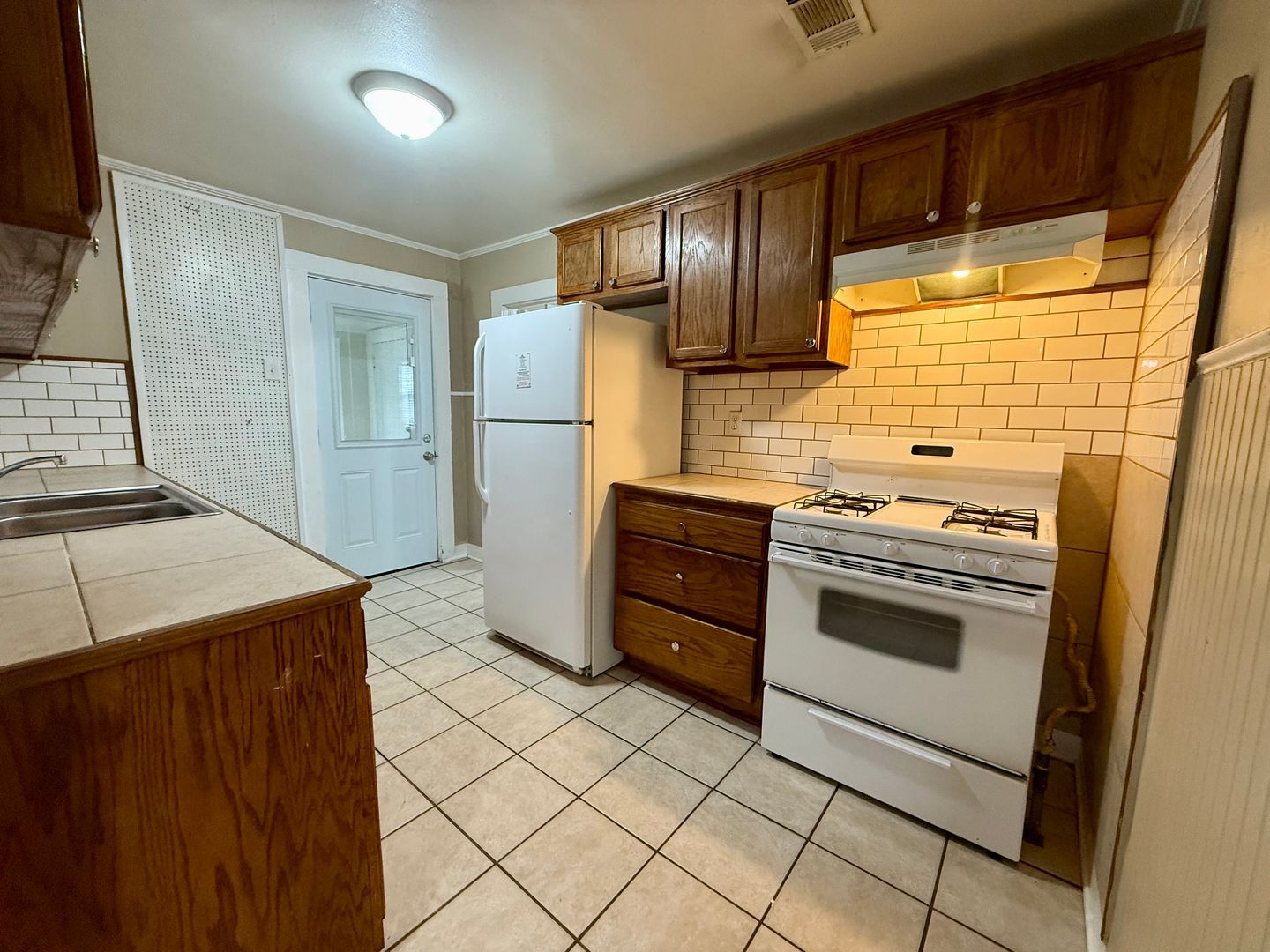 835 Iris St – photo 2