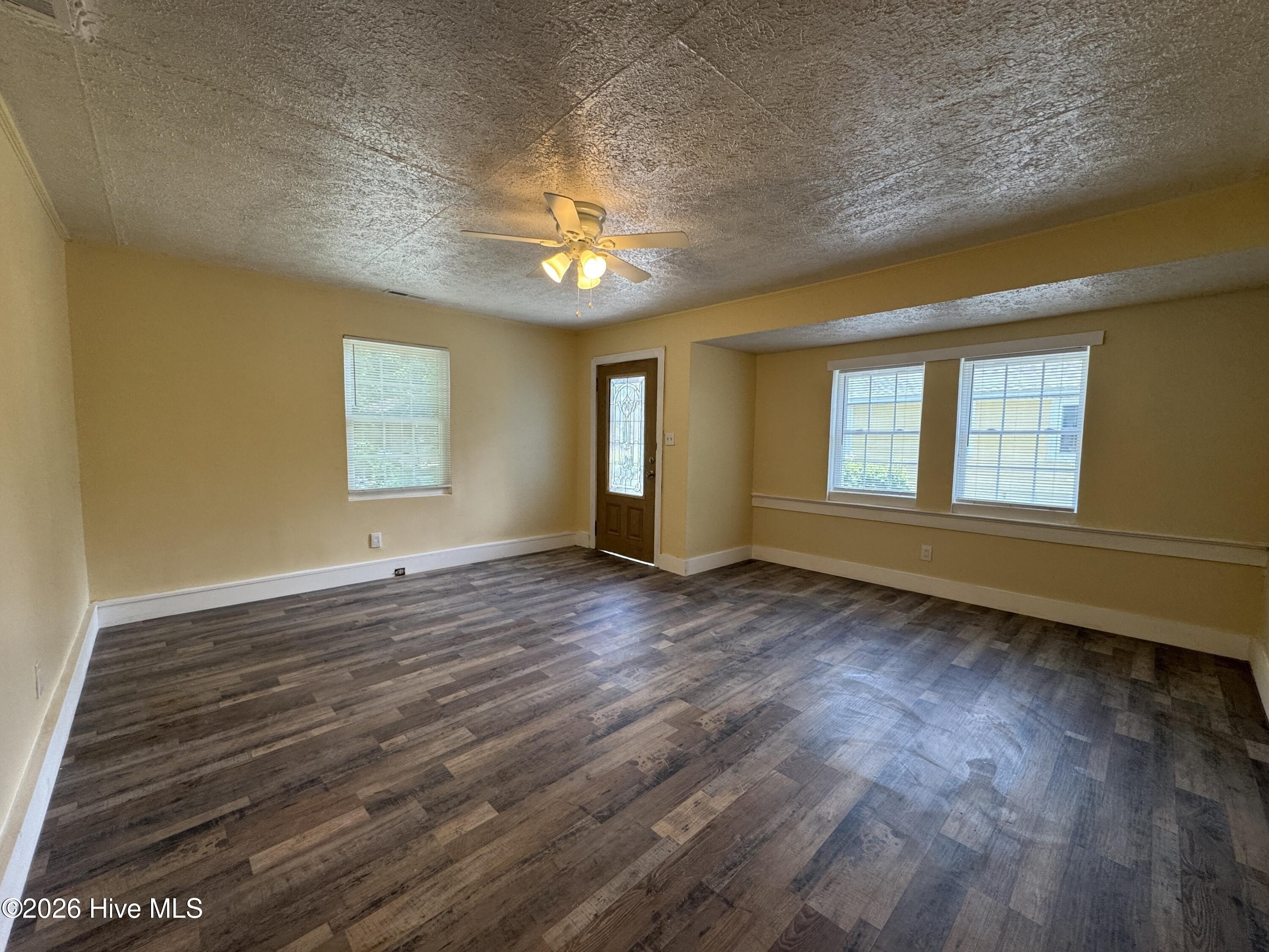 565 Manly Ave #A – photo 2