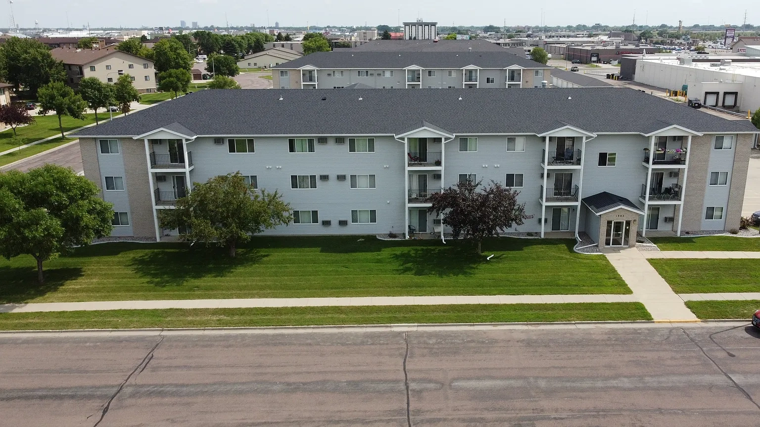 Green on 10th – photo 1