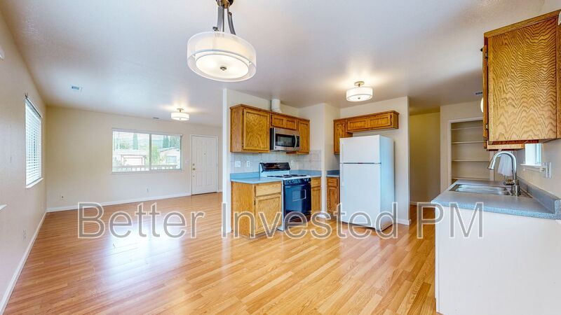 832 S Orchard Ave – photo 3