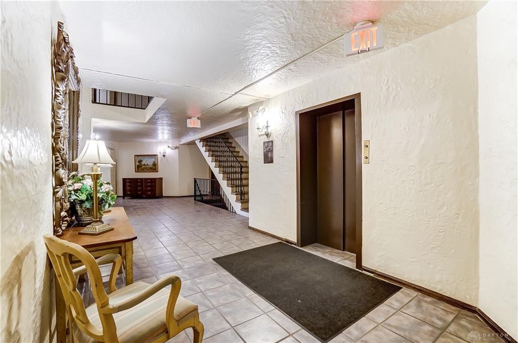 1211 Far Hills Ave – photo 2