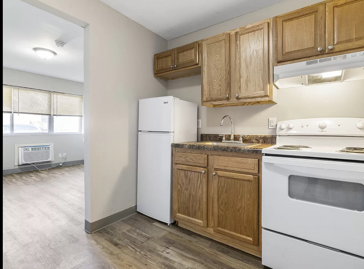 402 E College St – photo 5