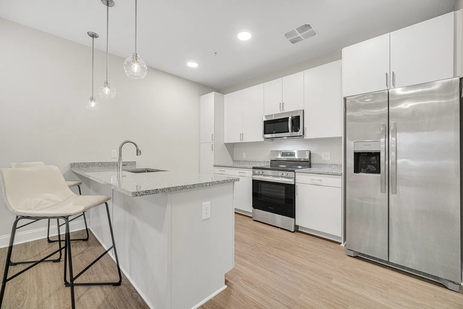 Park Lamont Apartments &amp; Townhomes – photo 3