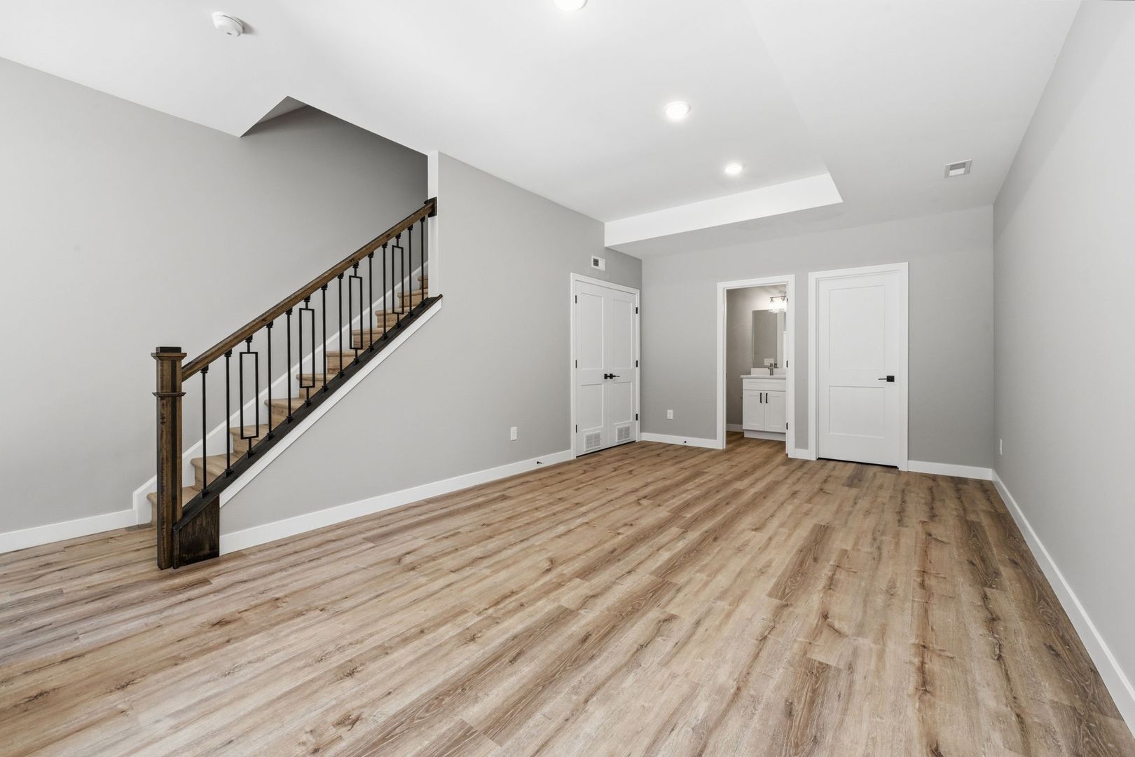 4728 Walworth Ave – photo 4