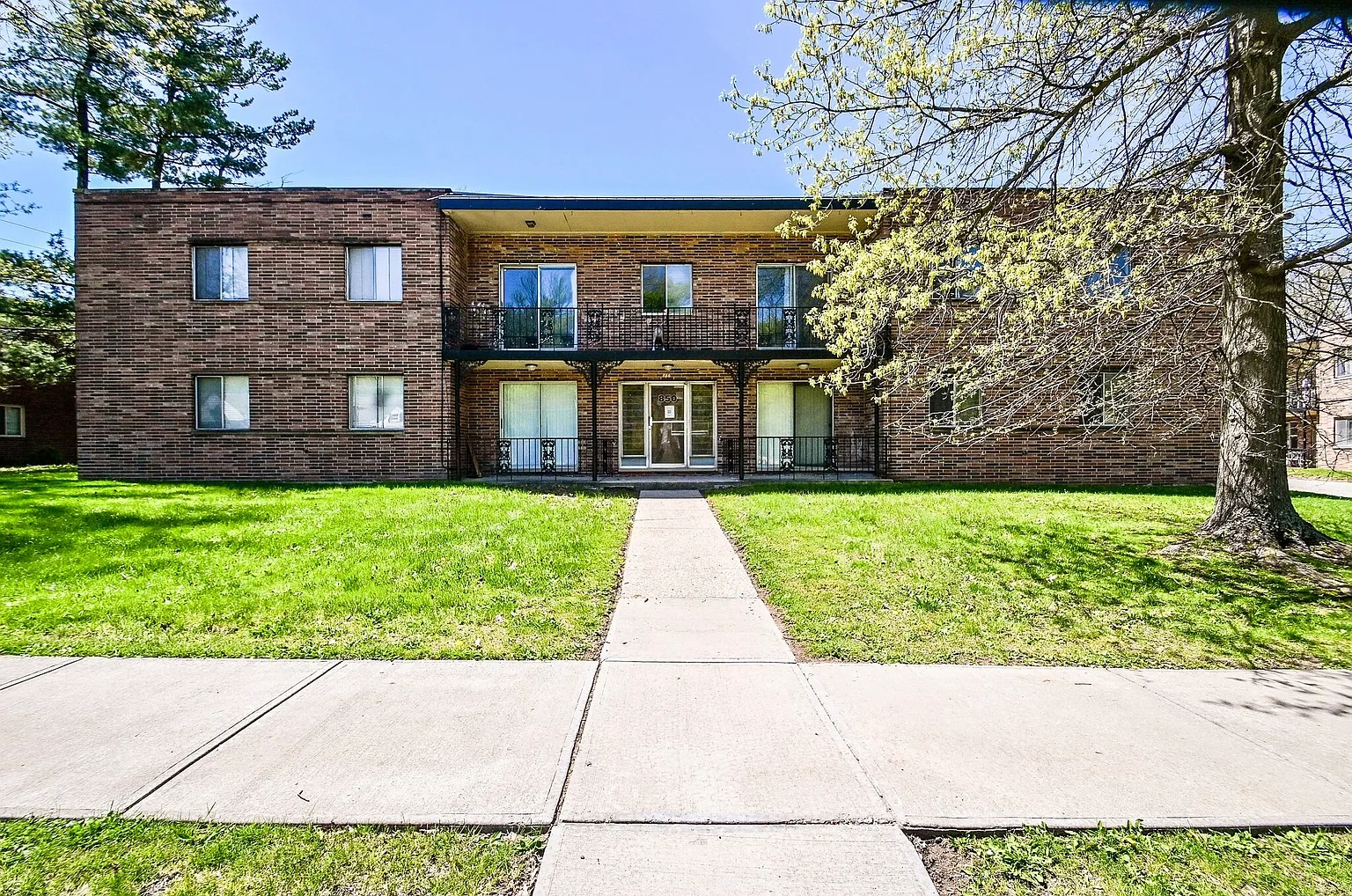 818 S Green Rd – photo 2