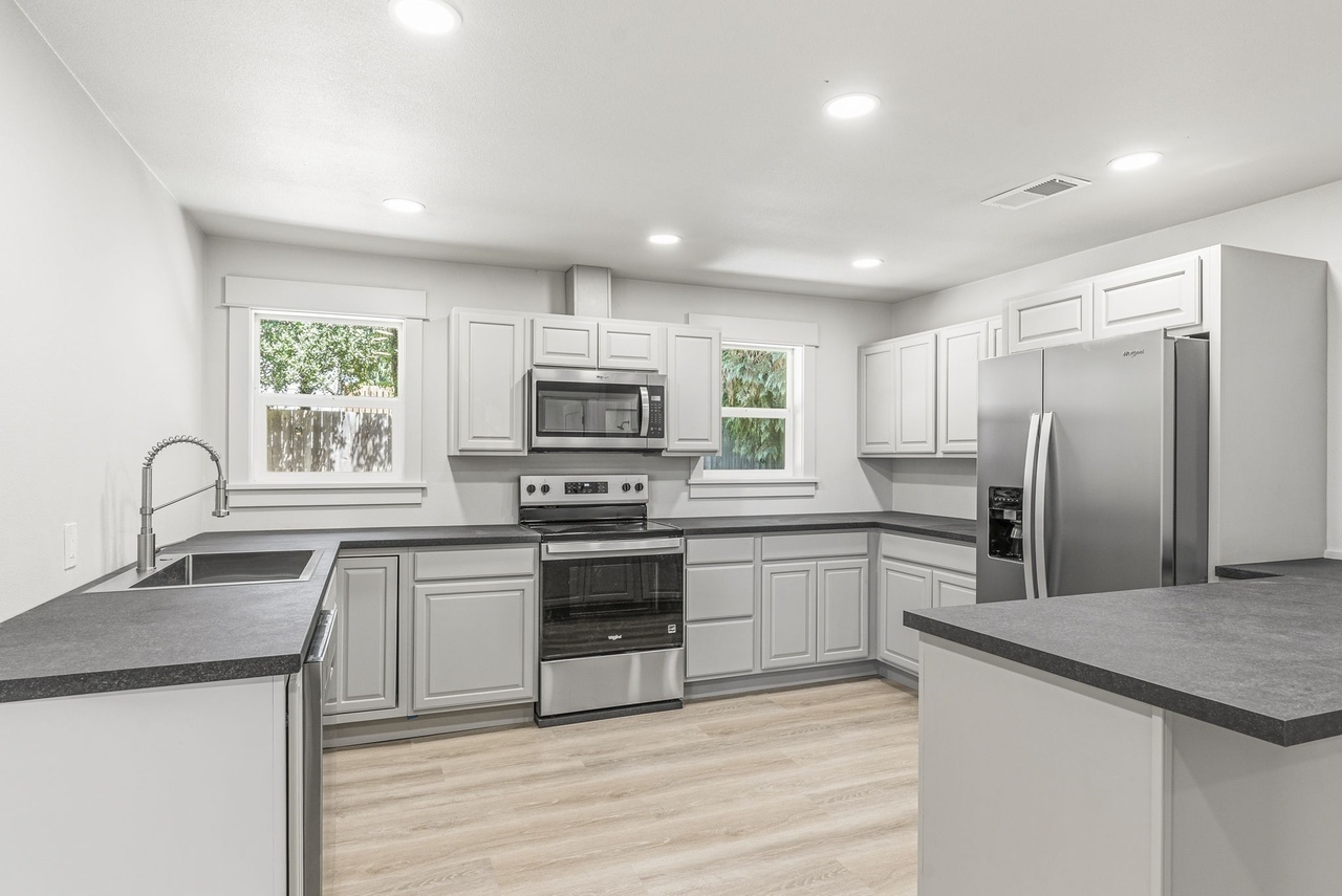 305 W 8th St – photo 1
