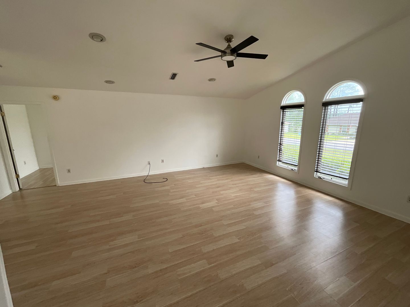 4050 Linwood Dr – photo 3
