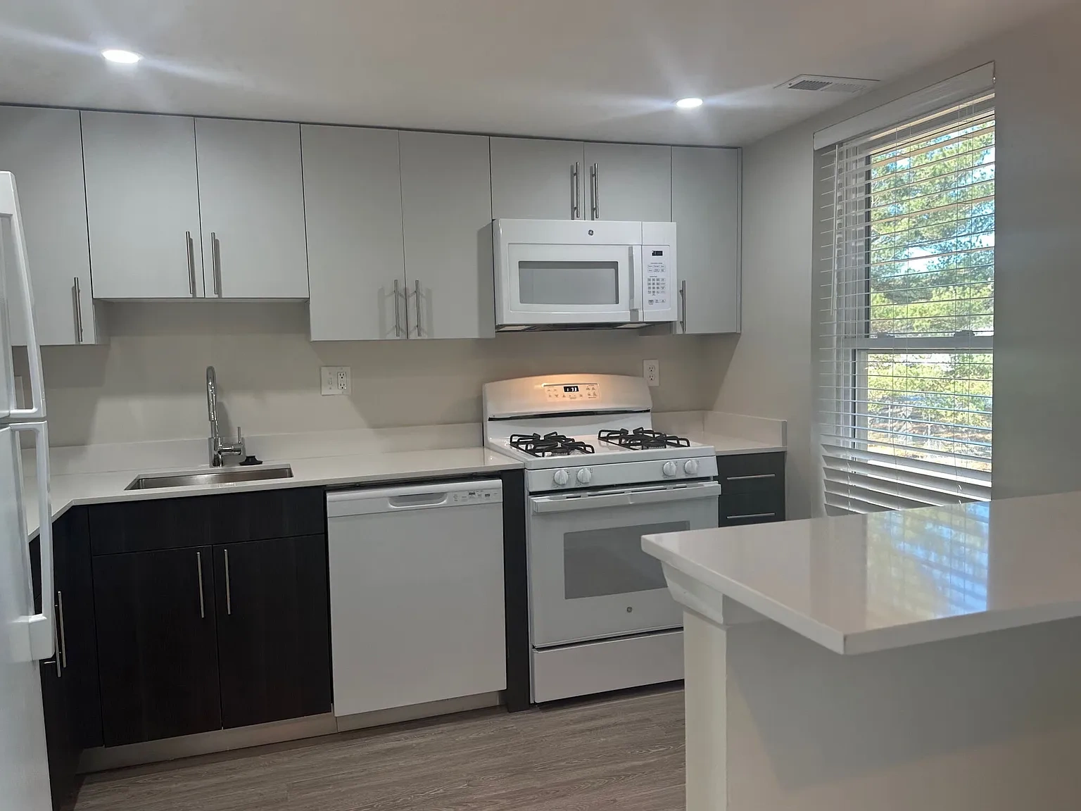 Lakeside Apartments – photo 4