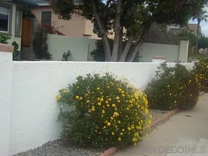 2220 Rosecrans St – photo 2