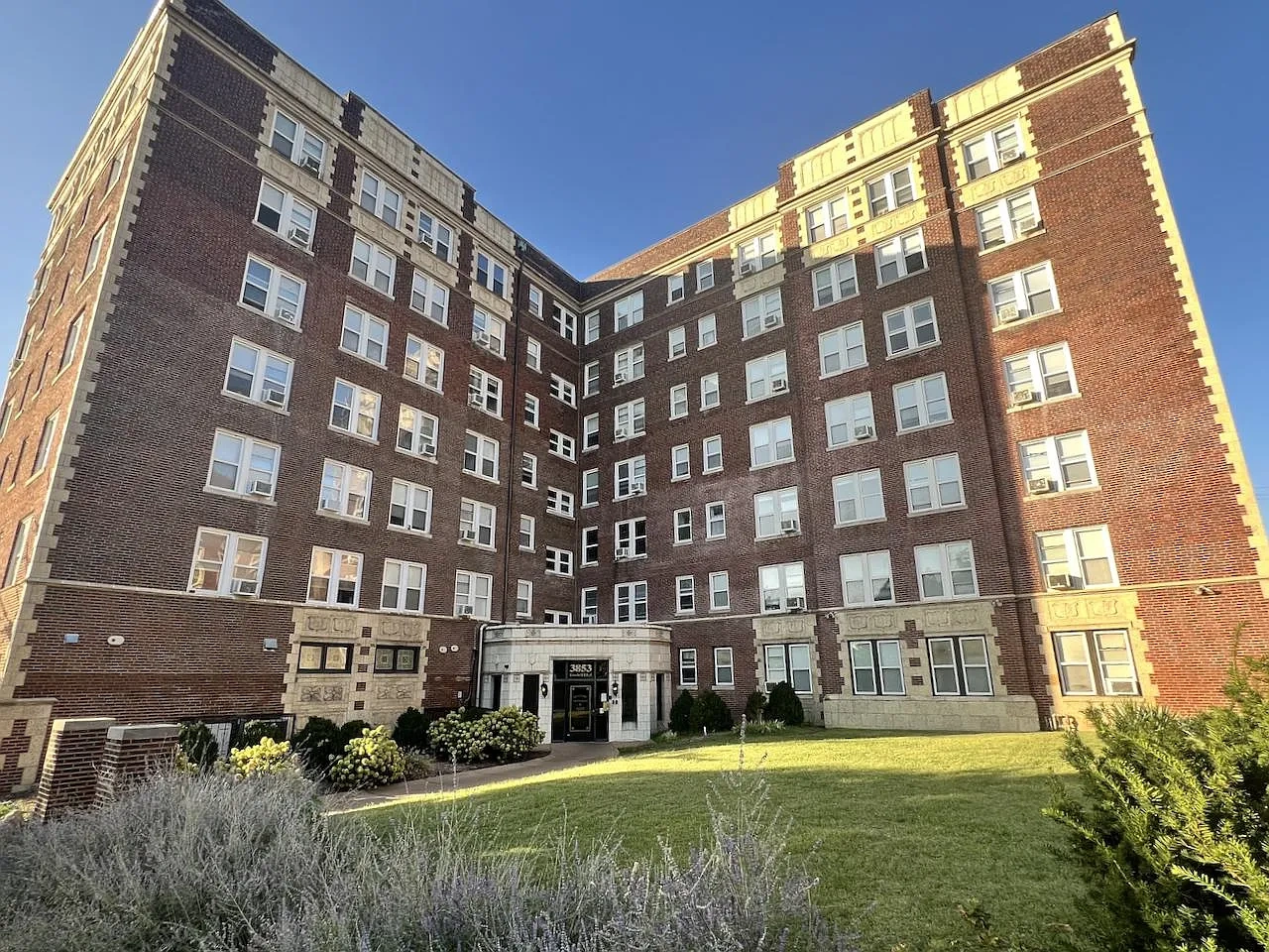 Lindell Park Apartments – photo 3