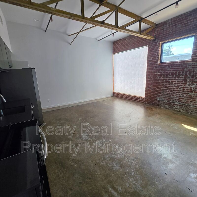 136 E Cypress St unit D – photo 2
